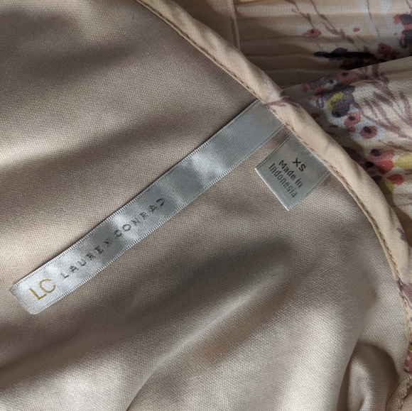 💕 Feminine LC Ruffle Blouse 🌸 - Picture 3 of 3